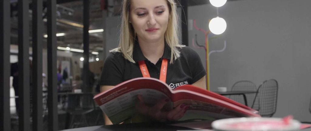 Screenshotter--2018relacjaRejsonVimeo-0’21”