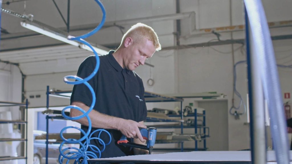 Screenshotter--SchoenbergerJaroliftcorporatevideofromFilmpointonVimeo-0’10”