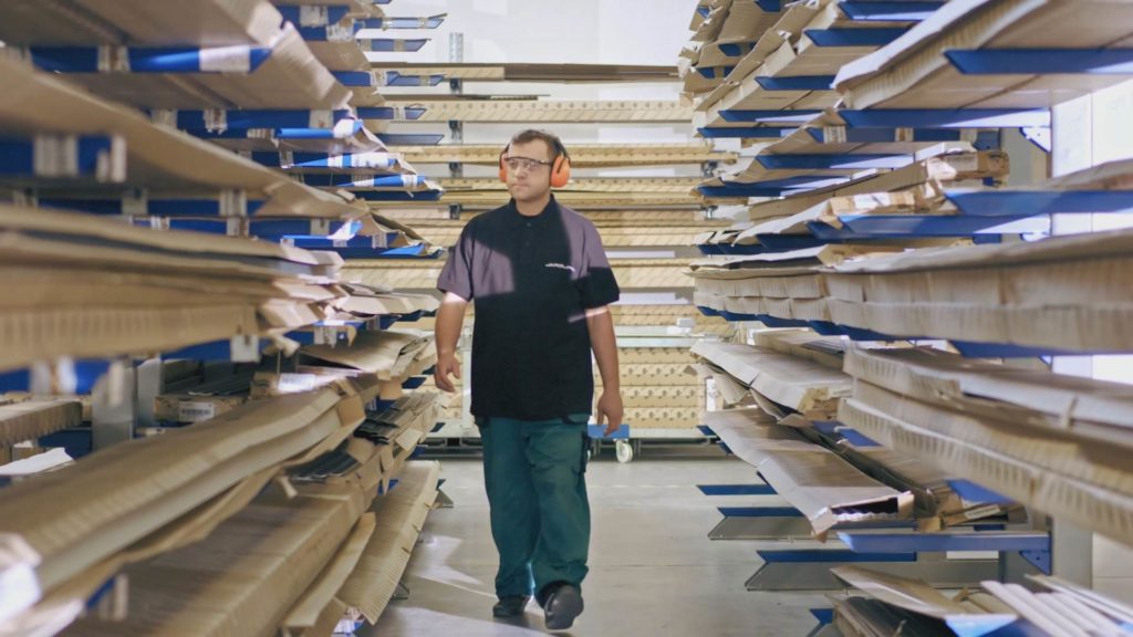 Screenshotter--SchoenbergerJaroliftcorporatevideofromFilmpointonVimeo-0’35”