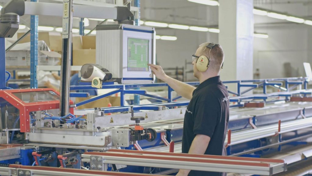 Screenshotter--SchoenbergerJaroliftcorporatevideofromFilmpointonVimeo-0’41”